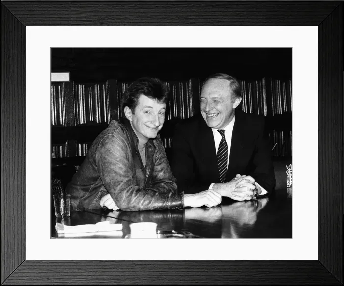 Framed Print : Billy Bragg Singer with Neil Kinnock MP discussing his Jobs for the Youth Tour which also