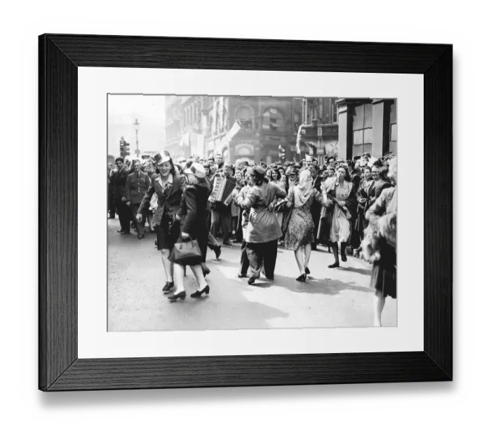 Framed Print : Dancing in a London street on VE Day, the end of WW2 in Europe 1945 Framed Print : Dancing in a London street on VE Day, the end of WW2 in Europe 1945
