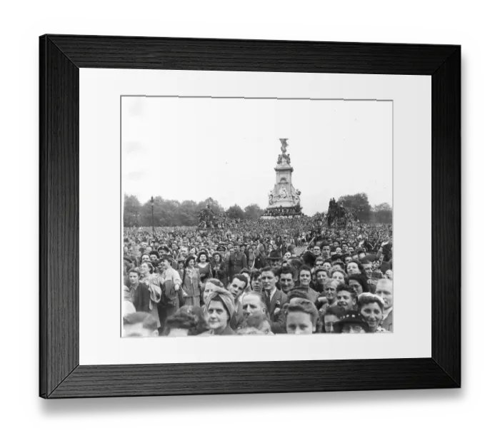 Framed Print : Crowd outside Buckingham Palace London on VE Day 1945 Celebrating victory in Framed Print : Crowd outside Buckingham Palace London on VE Day 1945 Celebrating victory in