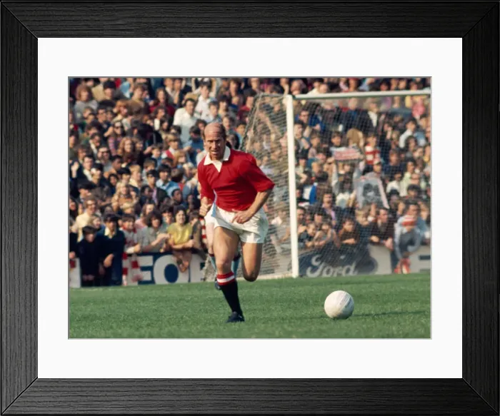Framed Print : Bobby Charlton in action for Manchester United during a league division one match gainst