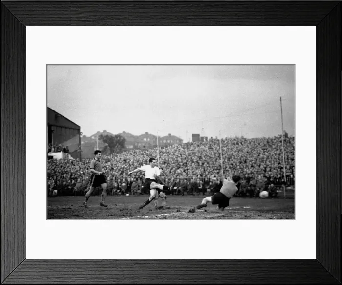 Framed Print : Les Allen of Tottenham Hostpur in action during the 4-0 win against Newport County in Framed Print : Les Allen of Tottenham Hostpur in action during the 4-0 win against Newport County in