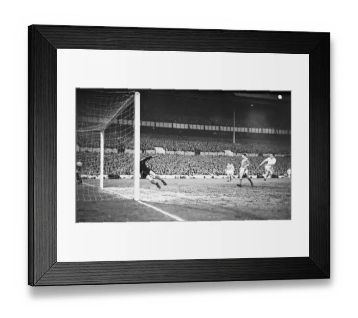Framed Print : 1961 / 62 Season Euroapan Fairs Cup Tottenham Hotspur v Benfica Framed Print : 1961 / 62 Season Euroapan Fairs Cup Tottenham Hotspur v Benfica