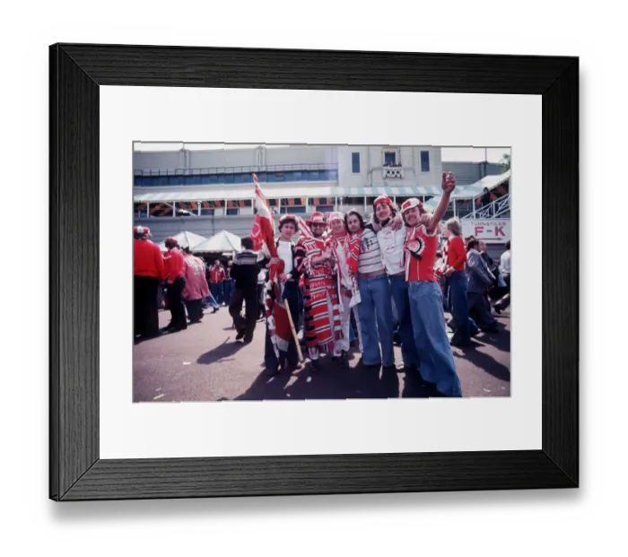 Framed Print : FA Cup Final 1977 Liverpool v Manchester United fans supporters scaves ahtts banners