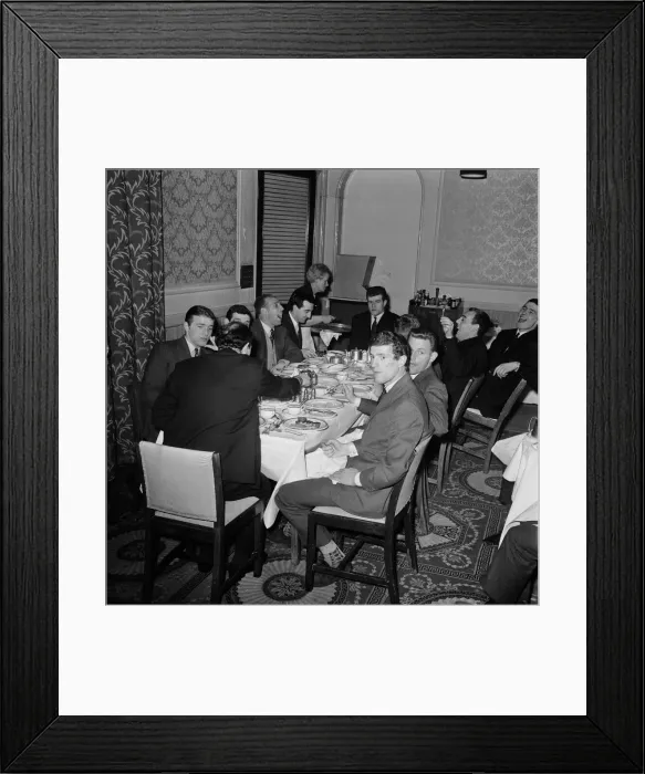 Framed Print : Liverpool players seated around a table for dinner at their London hotel before their FA Framed Print : Liverpool players seated around a table for dinner at their London hotel before their FA