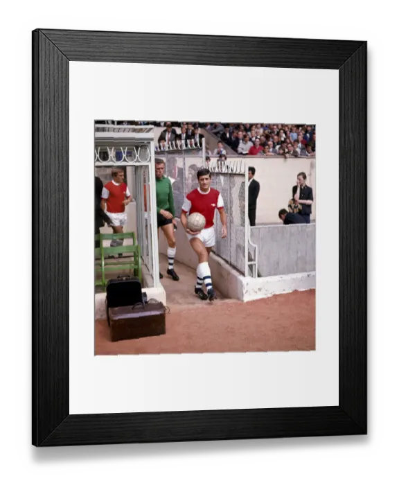 Framed Print : Arsenal footballer Frank McLintock leads his team out onto the pitch at Highbury