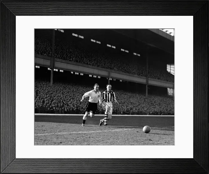 Framed Print : Stanley Matthews in action for Blackpool against Arsenal 28th February 1953 Framed Print : Stanley Matthews in action for Blackpool against Arsenal 28th February 1953