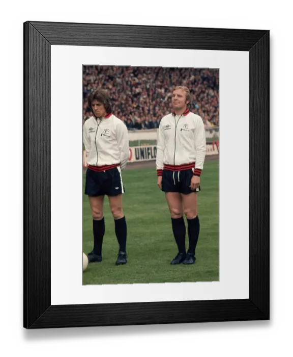 Framed Print : FA Cup Final West Ham v Fulham May 1975 John Mitchell Bobby Moore lines up with his