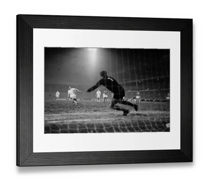 Framed Print : 1961 / 62 Season Euroapan Fairs Cup Tottenham Hotspur v Benfica Framed Print : 1961 / 62 Season Euroapan Fairs Cup Tottenham Hotspur v Benfica