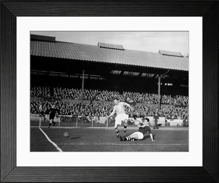 Framed Print : Stanley Matthews in action for Blackpool against Chelsea 10th September 1952 Framed Print : Stanley Matthews in action for Blackpool against Chelsea 10th September 1952