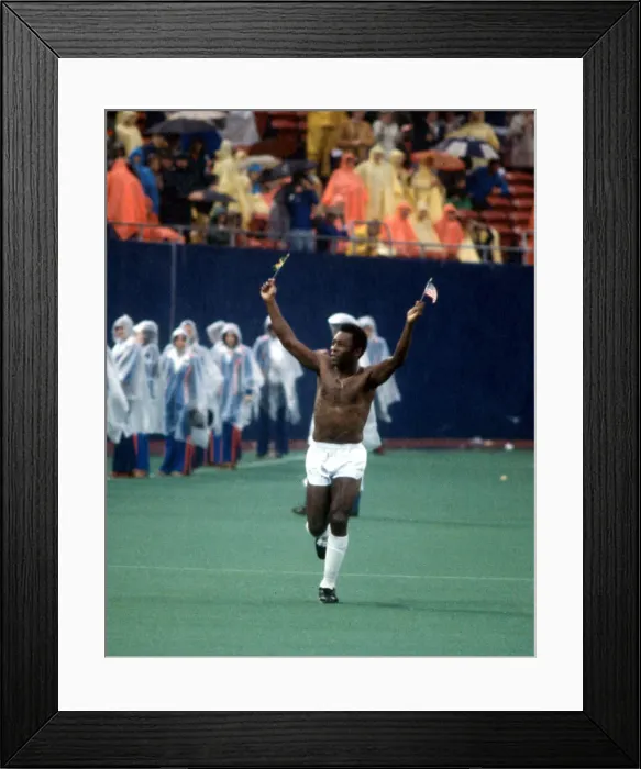 Framed Print : New York Cosmos star Pele hacknowledges the crowd after playing his final match in an Framed Print : New York Cosmos star Pele hacknowledges the crowd after playing his final match in an
