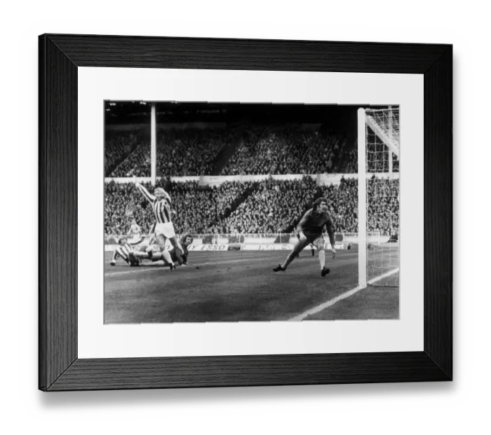 Framed Print : 1972 League Cup Final at Wembley Stadium. Stoke City 2 v Chelsea 1