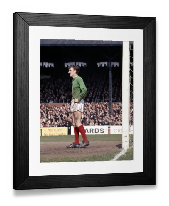 Framed Print : English League Division One match at Craven Cottage Fulham v Manchester United