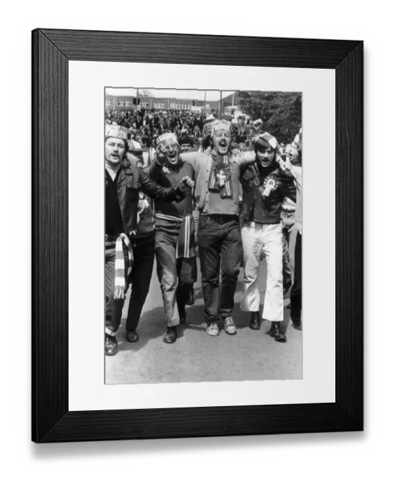 Framed Print : Arsenal football fans celebrate after their teams cup final win against Liverpool