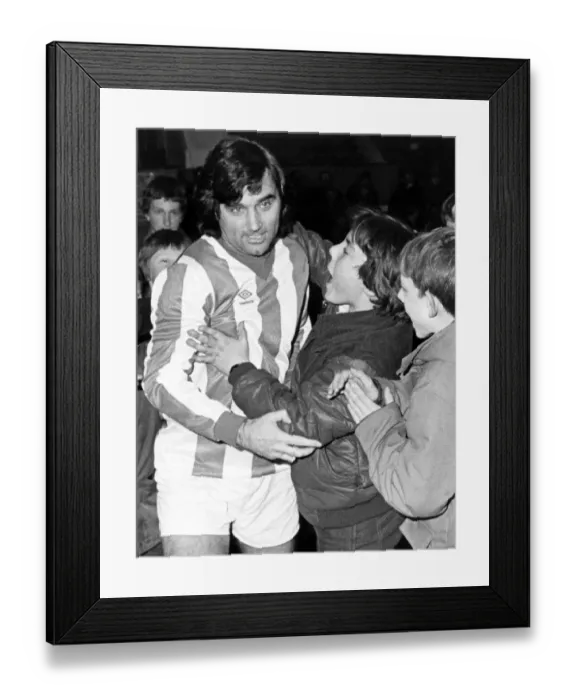 Framed Print : George Best meets the fans in the No. 7 Nuneaton Borough shirt