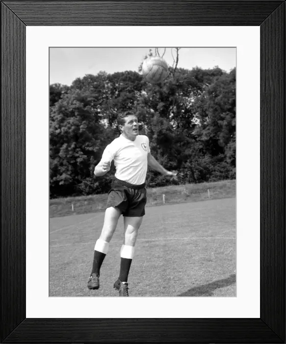 Framed Print : Tottenham Hotspur footballer Les Allen poses for photgraphers at the team Framed Print : Tottenham Hotspur footballer Les Allen poses for photgraphers at the team