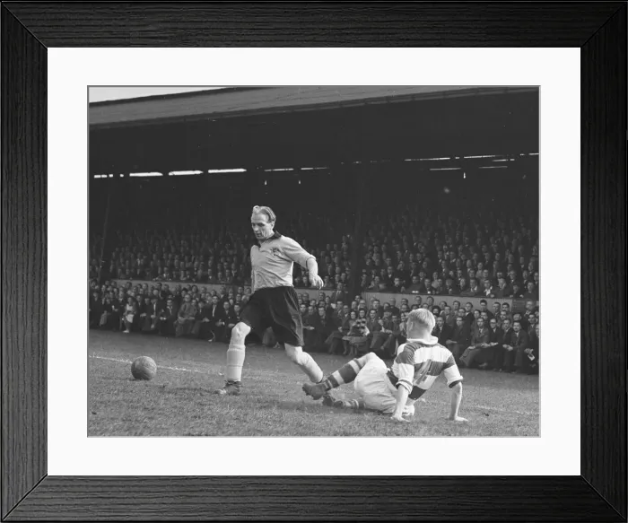 Framed Print : Hull City strikers seen here beating the Queens Park Rangers defence Framed Print : Hull City strikers seen here beating the Queens Park Rangers defence