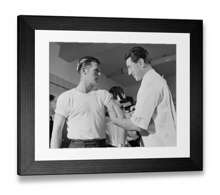 Framed Print : Tottenham Hotspur footballers line up for their flu innocculation
