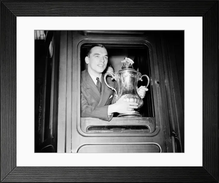 Framed Print : Raich Carter, captain of Sunderland football team, holding the FA Cup Framed Print : Raich Carter, captain of Sunderland football team, holding the FA Cup