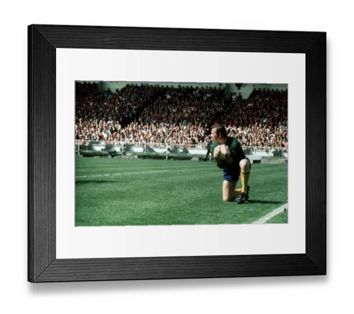Framed Print : Bob Wilson FA Cup final 1971 Arsenal Liverpool football on knees holding ball to chest