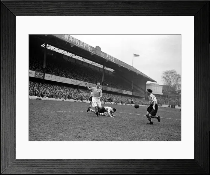 Framed Print : Stanley Matthews in action for Blackpool against Southampton. 18th February 1953 Framed Print : Stanley Matthews in action for Blackpool against Southampton. 18th February 1953