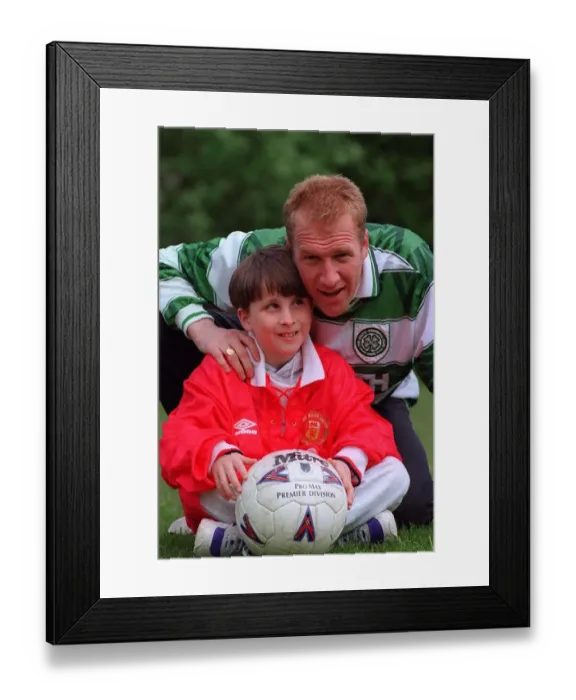 Framed Print : Chic Charnley footballer scottish footballer wearing Celtic top