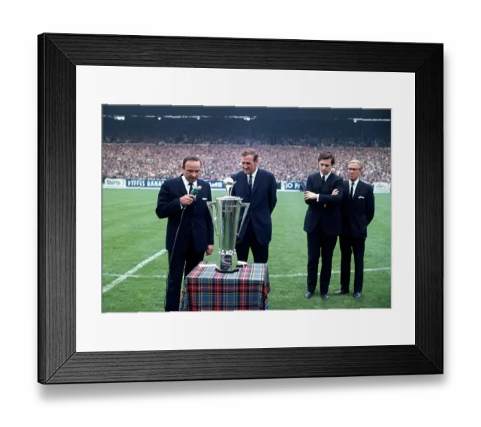 Framed Print : Leeds United manager Don Revie receives the Manager of the Year Awardbefore the Charity Framed Print : Leeds United manager Don Revie receives the Manager of the Year Awardbefore the Charity