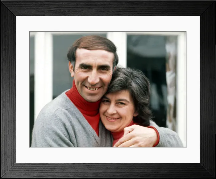 Framed Print : Sunderland manager Bob Stokoe poses in the back garden of his home with his wife Jean Framed Print : Sunderland manager Bob Stokoe poses in the back garden of his home with his wife Jean