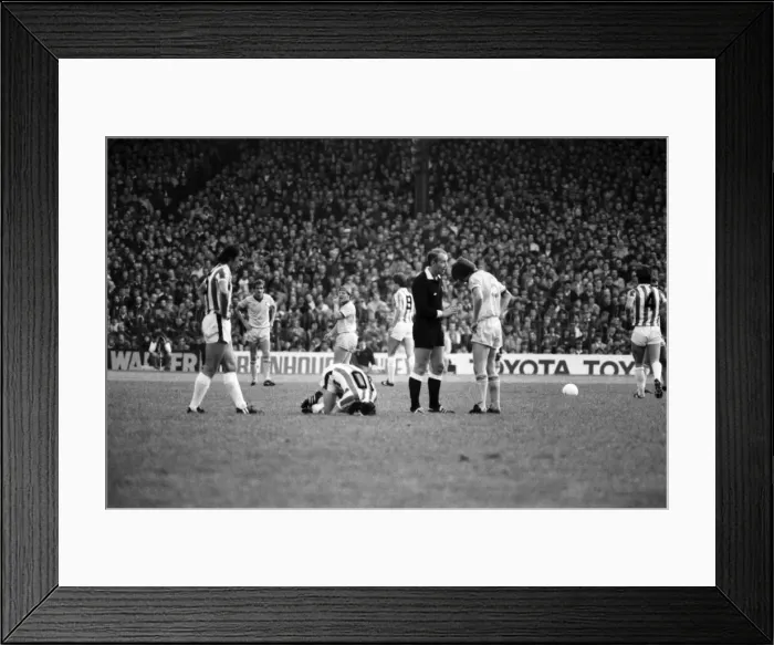 Framed Print : English League Division One match. Stoke City 1 v Liverpool 1. October 1982 MF09-05-052 Framed Print : English League Division One match. Stoke City 1 v Liverpool 1. October 1982 MF09-05-052