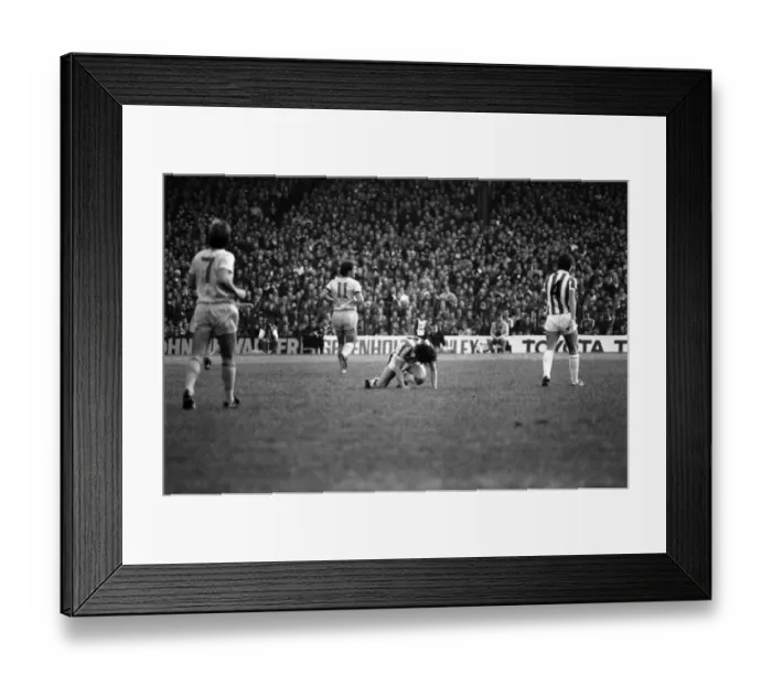 Framed Print : English League Division One match. Stoke City 1 v Liverpool 1. October 1982 MF09-05-059