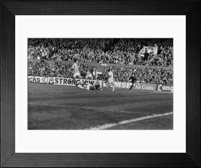 Framed Print : English League Division One match. Stoke City 1 v Liverpool 1. October 1982 MF09-05-021 Framed Print : English League Division One match. Stoke City 1 v Liverpool 1. October 1982 MF09-05-021