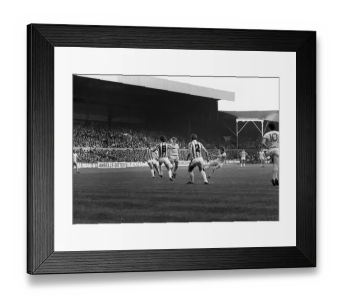 Framed Print : English League Division One match. Stoke City 1 v Liverpool 1. October 1982 MF09-05-092 Framed Print : English League Division One match. Stoke City 1 v Liverpool 1. October 1982 MF09-05-092