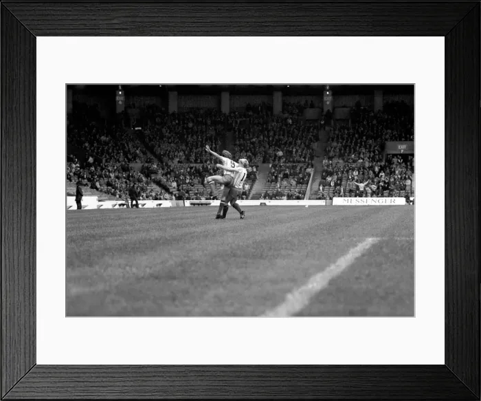 Framed Print : English League Division One match at Maine Road. Manchester City 2 v Sunderland 2 Framed Print : English League Division One match at Maine Road. Manchester City 2 v Sunderland 2
