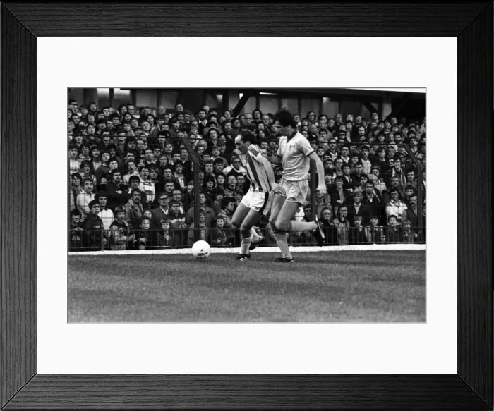 Framed Print : English League Division One match. Stoke City 1 v Liverpool 1