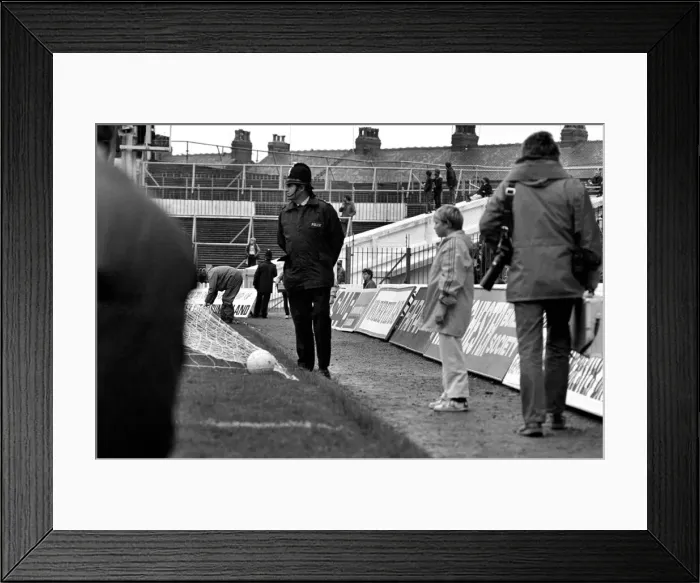 Framed Print : English League Division One match at Maine Road. Manchester City 2 v Sunderland 2 Framed Print : English League Division One match at Maine Road. Manchester City 2 v Sunderland 2