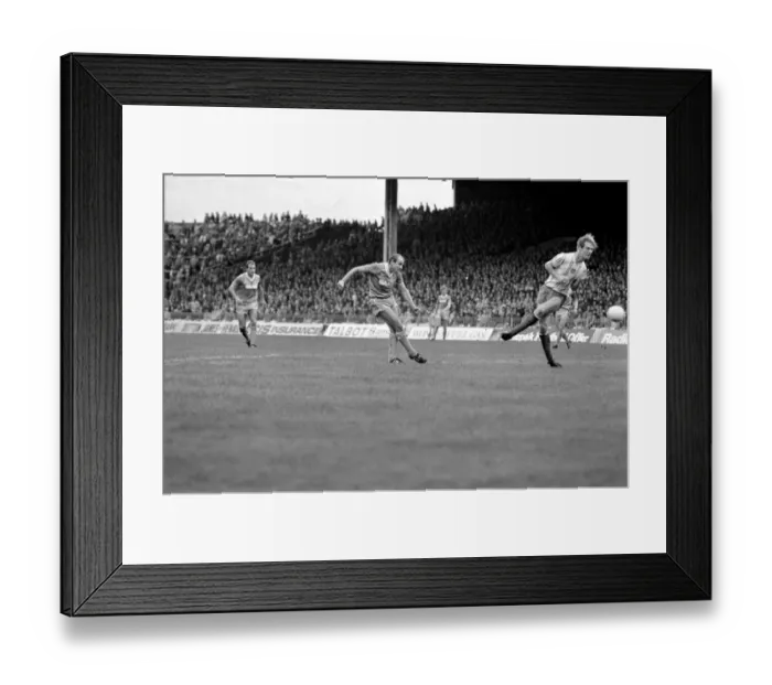 Framed Print : English League Division One match at Maine Road. Manchester City 2 v Sunderland 2 Framed Print : English League Division One match at Maine Road. Manchester City 2 v Sunderland 2