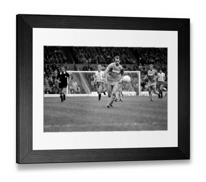 Framed Print : English League Division One match at Maine Road. Manchester City 2 v Sunderland 2 Framed Print : English League Division One match at Maine Road. Manchester City 2 v Sunderland 2