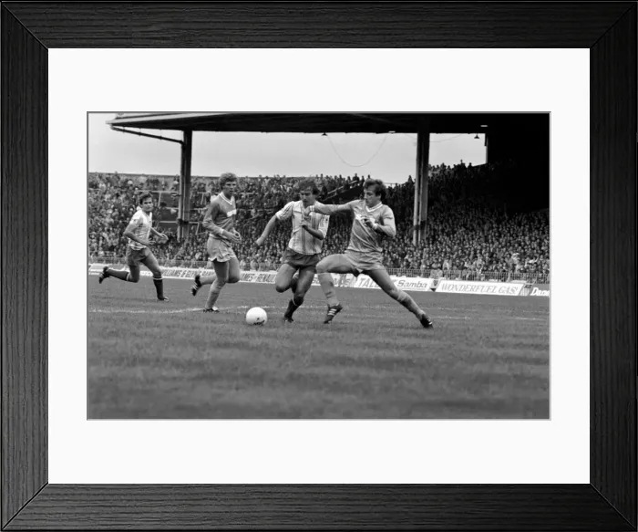 Framed Print : English League Division One match at Maine Road. Manchester City 2 v Sunderland 2 Framed Print : English League Division One match at Maine Road. Manchester City 2 v Sunderland 2