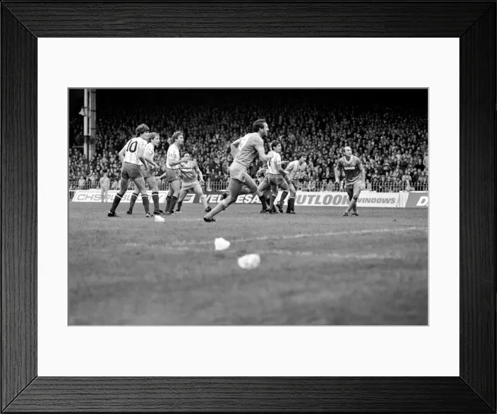 Framed Print : English League Division One match at Maine Road. Manchester City 2 v Sunderland 2 Framed Print : English League Division One match at Maine Road. Manchester City 2 v Sunderland 2