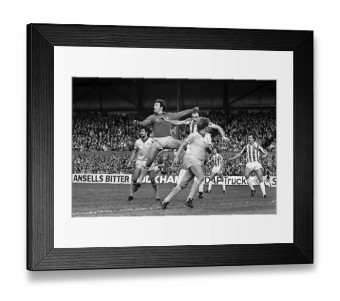 Framed Print : English League Division One match. Stoke City 1 v Liverpool 1