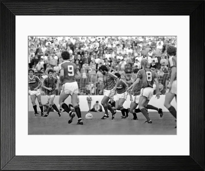 Framed Print : Pre Season Friendly. Glentoran v Manchester United. August 1982 MF08-19-024