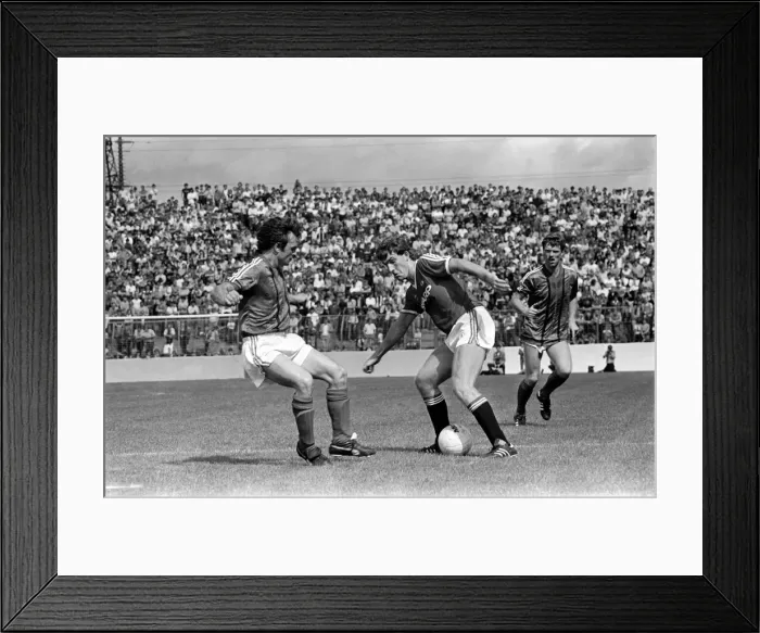 Framed Print : Pre Season Friendly. Glentoran v Manchester United. August 1982 MF08-19-014