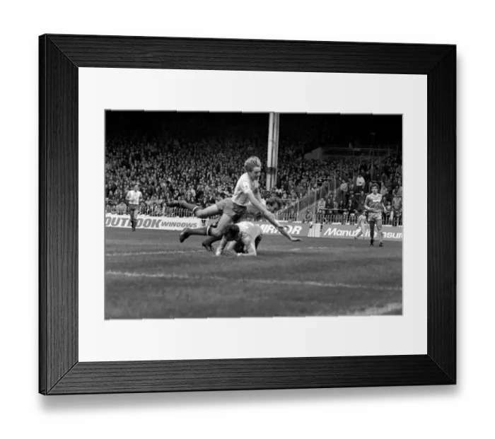 Framed Print : English League Division One match at Maine Road. Manchester City 2 v Sunderland 2 Framed Print : English League Division One match at Maine Road. Manchester City 2 v Sunderland 2