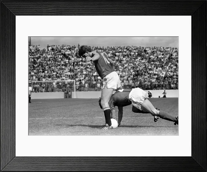 Framed Print : Pre Season Friendly. Glentoran v Manchester United. August 1982 MF08-19-013 Framed Print : Pre Season Friendly. Glentoran v Manchester United. August 1982 MF08-19-013
