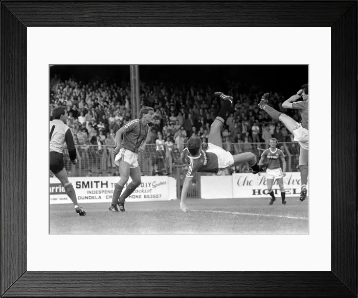 Framed Print : Pre Season Friendly. Glentoran v Manchester United. August 1982 MF08-19-025