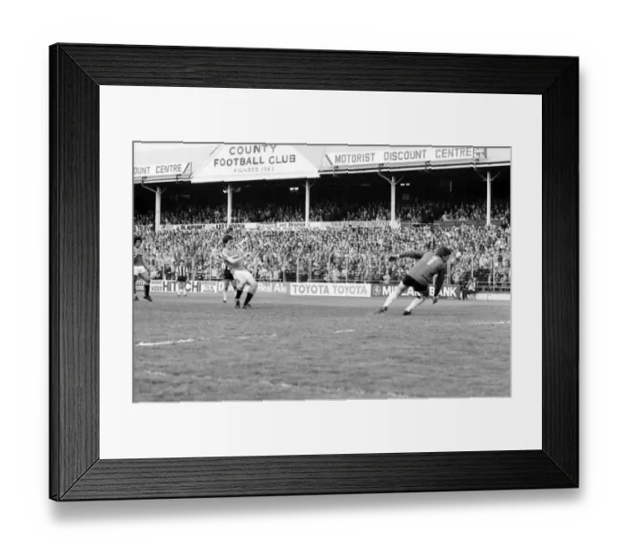 Framed Print : English League Division One match. Notts County 3 v Manchester United 2