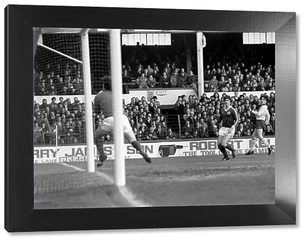 Everton 1 v. Arsenal 2. Division One Football. January 1981 MF01-06-013