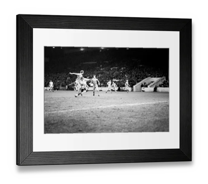 Framed Print : English FA Cup Third round match at Maine Road. Manchester City 3 v Cardiff City 1 Framed Print : English FA Cup Third round match at Maine Road. Manchester City 3 v Cardiff City 1