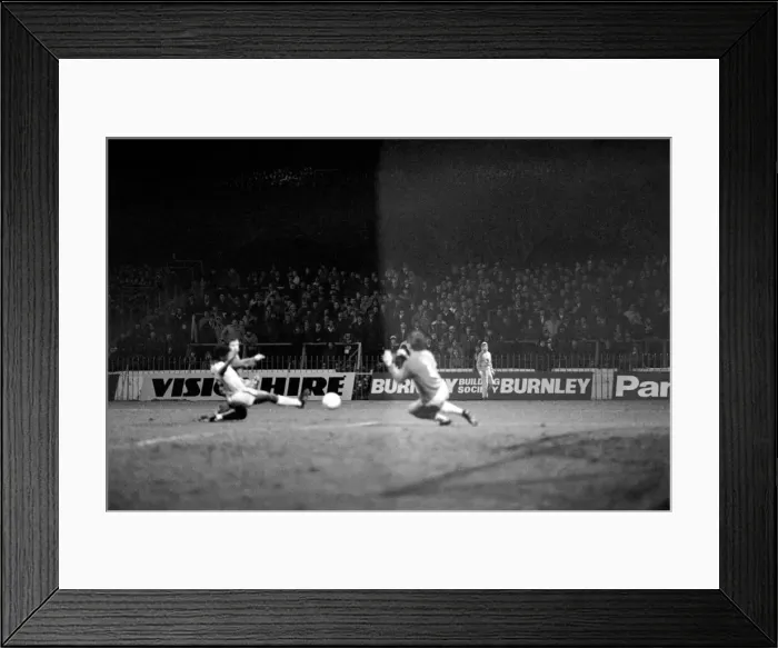 Framed Print : English FA Cup Third round match at Maine Road. Manchester City 3 v Cardiff City 1