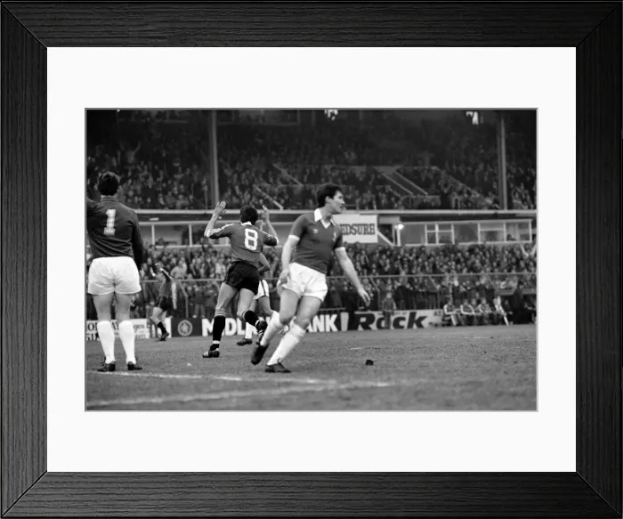 Framed Print : Oldham Athletic v Manchester United. January 1982 MF05-25-041