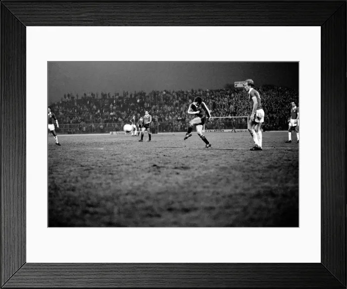 Framed Print : Oldham Athletic v Manchester United. January 1982 MF05-25-008